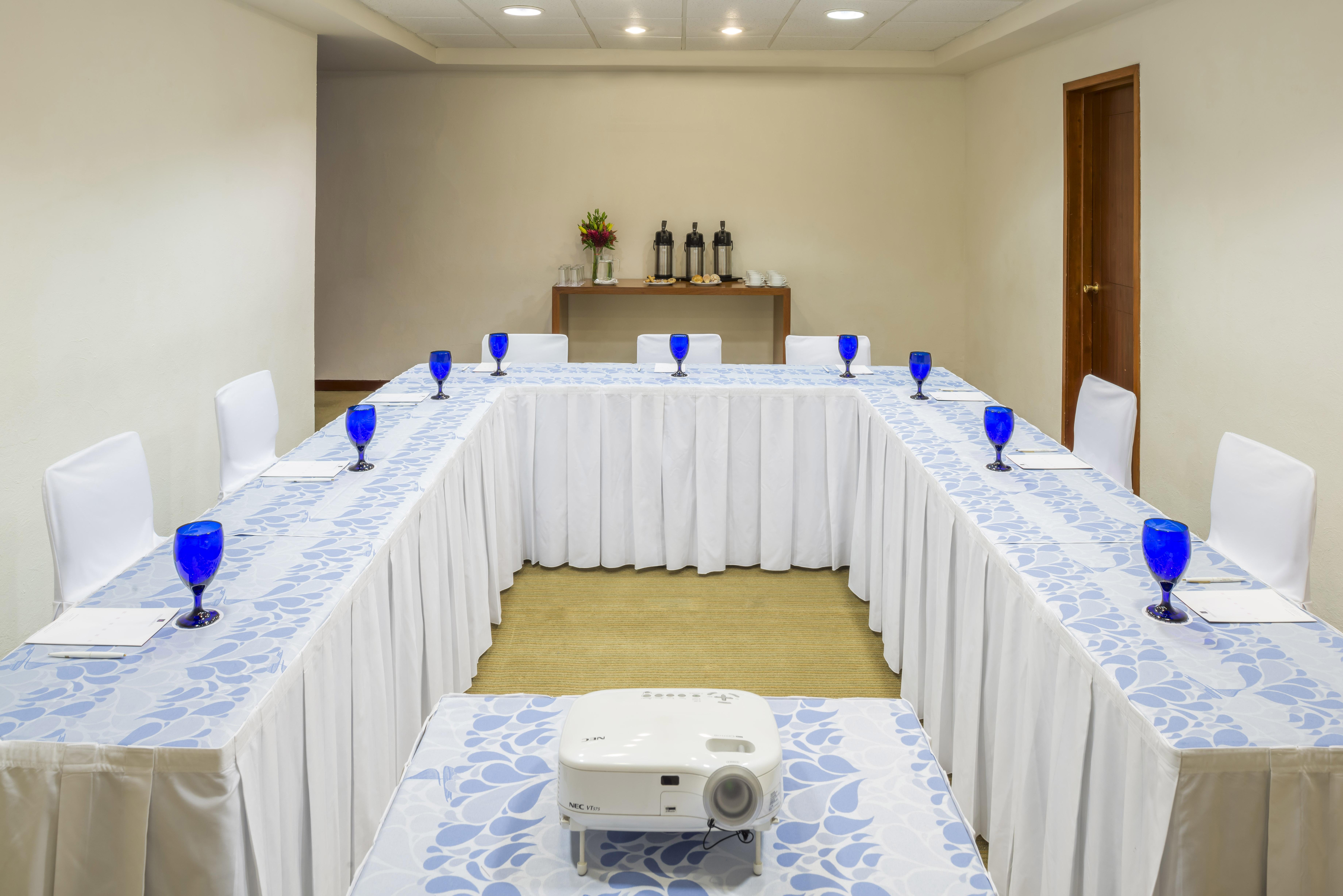 Hotel Camino Real Guadalajara Zapopan Exteriér fotografie A U-shaped table