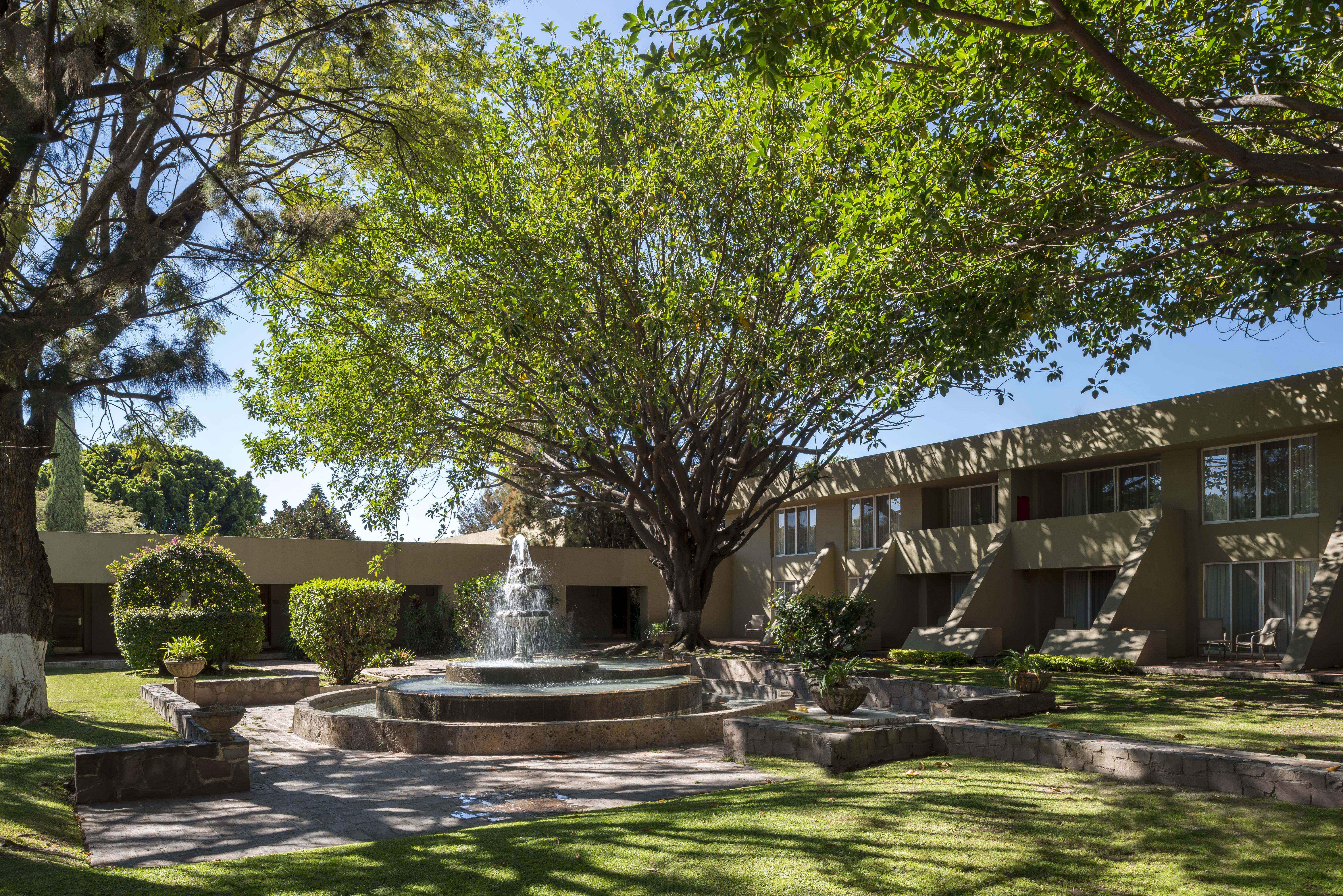Hotel Camino Real Guadalajara Zapopan Exteriér fotografie Fountain at the center of the complex