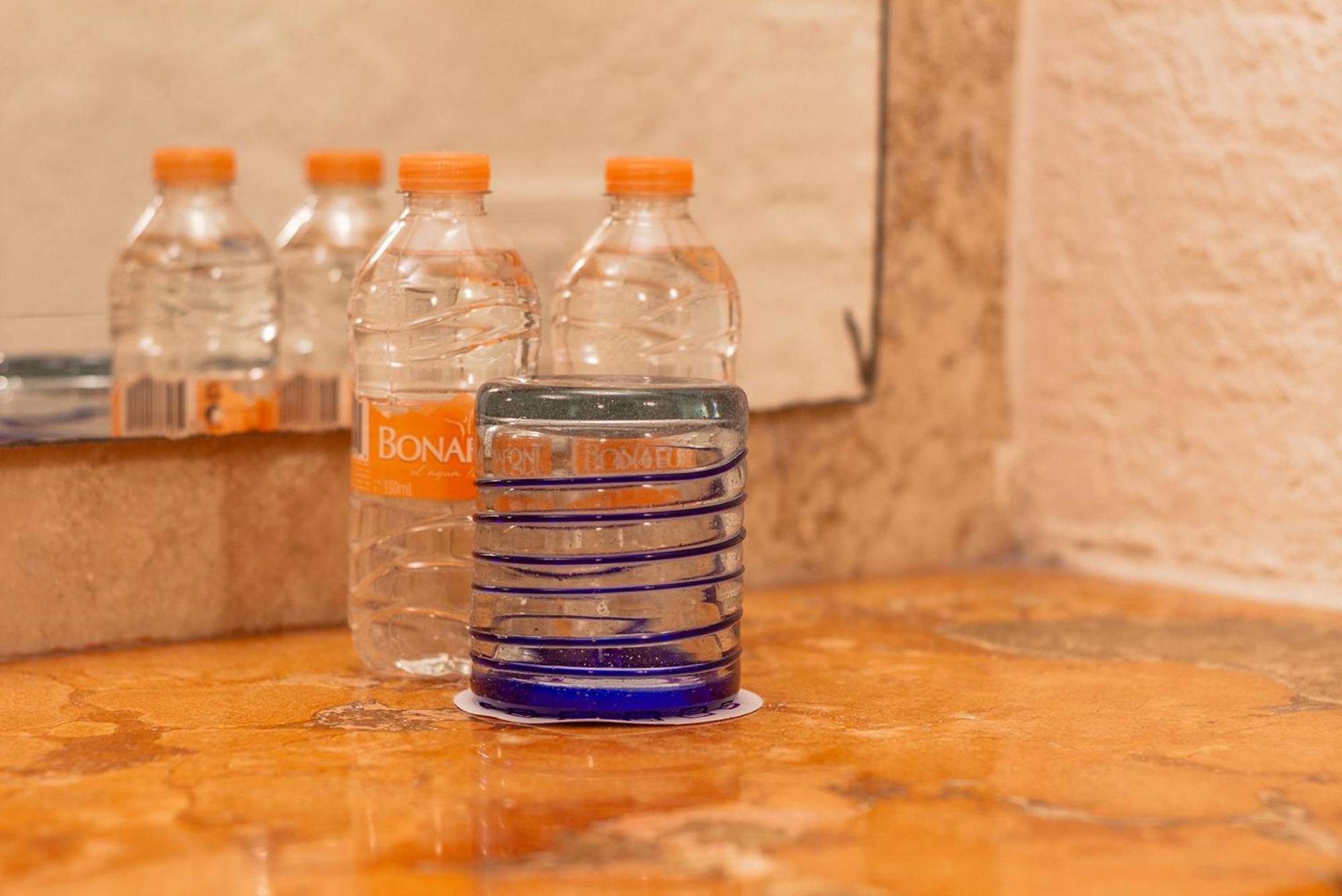 Hotel Camino Real Guadalajara Zapopan Exteriér fotografie Bottles of Evian
